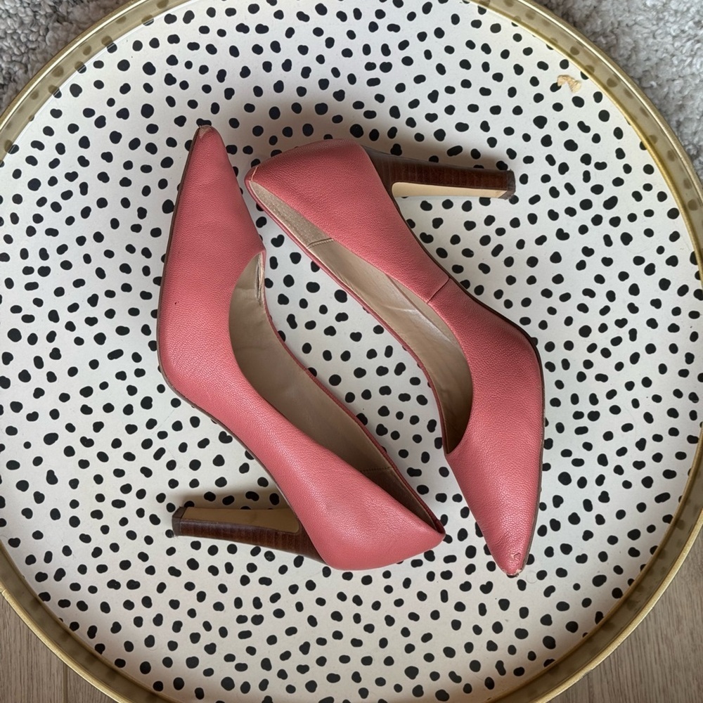 WHITE HOUSE BLACK MARKET coral/salmon heels